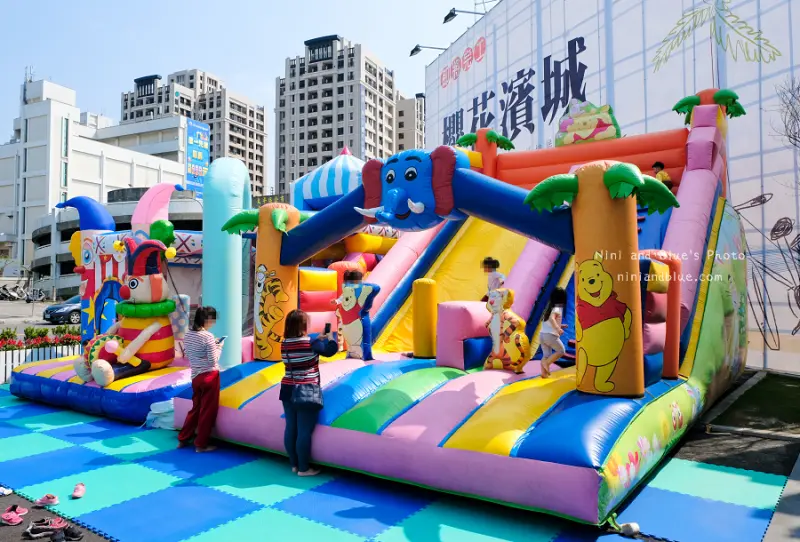 台中氣墊樂園免費玩，好停車、有化妝室 Nini and Blue 玩樂食記