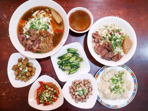 【高雄文化中心】老邱牛肉麵食館。台灣本土溫體牛X豬肉水餃 學生美食