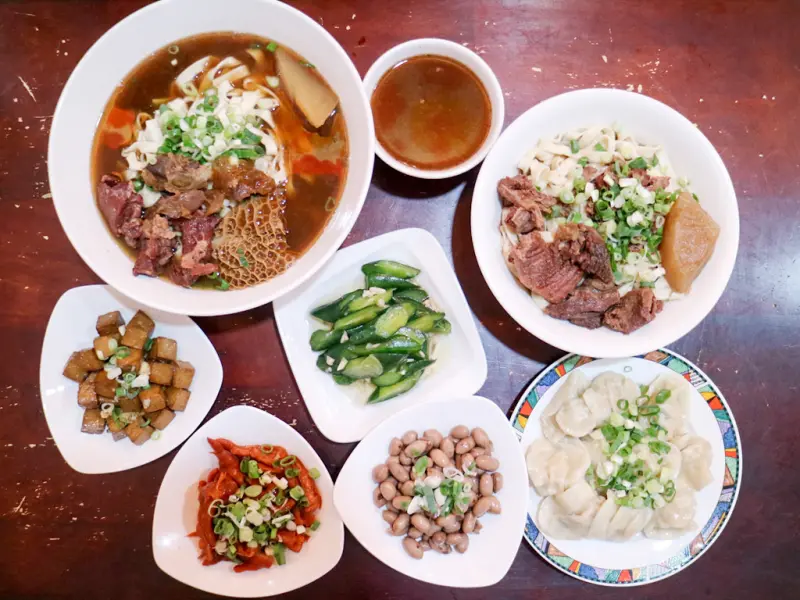 【高雄文化中心】老邱牛肉麵食館。台灣本土溫體牛X豬肉水餃 學生美食