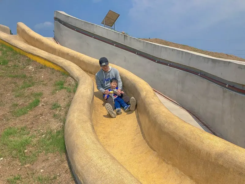 基隆新景點｜孝德公園：最長的溜滑梯公園～20公尺磨石溜滑梯.至高點眺望基隆景致.培德路與東峰街42巷