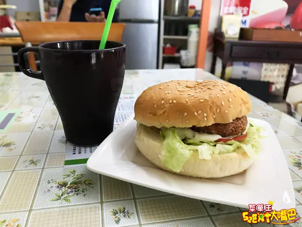 台中大里美食素食早餐》非素不可菜單價位大公開！吃素的朋友快衝吧~難得一見素食界的美而美~推薦 咔啦G堡、總匯土司、培根乳酪餅。