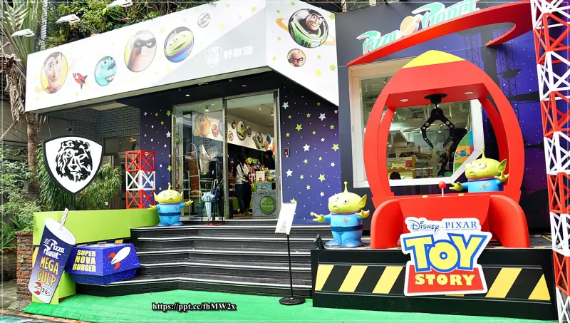 【台北景點】PIXAR主題玩具童樂會／忠孝敦化站～IG熱門打卡景點，人氣限量公仔及全球首發的磁浮三眼怪火箭、磁浮巴斯光年(活動2018/3/24~2018/6/24止)