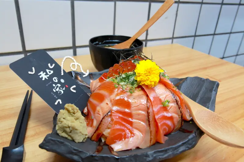 吃。台南｜中西區。隱藏在百年東菜市場，專賣壽司及赤身小店「私之家壽司」。