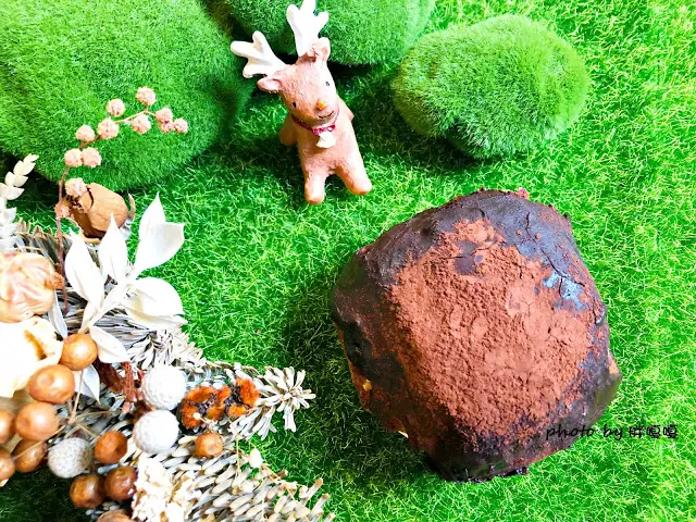 【台中 西區】旅禾 泡芙之家👉真的好吃的髒髒包，每日限量出爐，早上11點及下午3點，想吃就提早出門排隊去吧！價格也真的是很親民，一個40元不到^^
