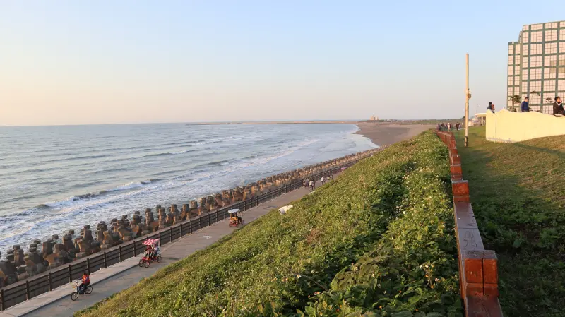  新竹｜北區慢旅 × 海天一線看海區，騎腳踏車跟上17公里海岸線，草地上自在的夕陽光景