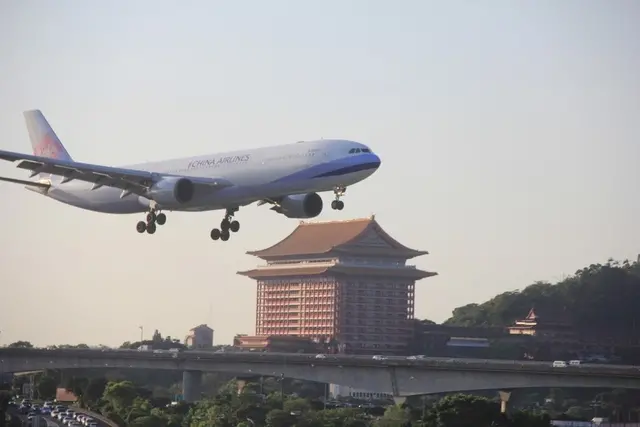 賞機推薦【濱江果菜市場5樓停車場】台北最佳看飛機的地方/可以近距離欣賞拍攝飛機起降/有停車場看飛機
