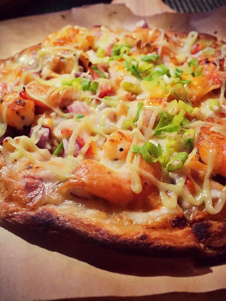 【台北食記】國父紀念館站 ║ Homeless 吾家可歸餐酒館 超好吃餐點食材新鮮調酒啤酒都好好喝氣氛好服務棒還可以看球賽 晚餐宵夜餐廳 ( 鴨胸蘋果沙拉 / 海鮮總匯薄餅 / 海陸起士鮮蝦菲力漢堡 