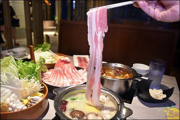 台中爆量小火鍋。肉盤堆成山菜盤滿滿滿根本是一大鍋!湯頭超讚、飲料冰淇淋無限供應CP值很高              