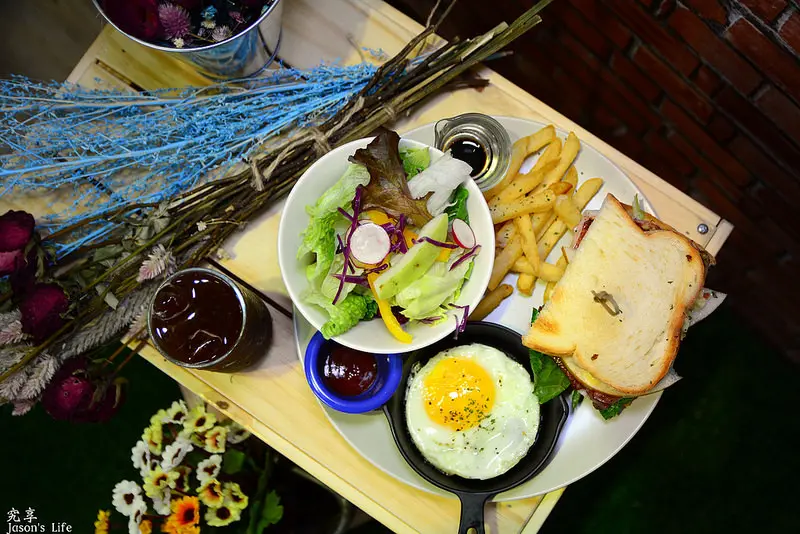 【台中西屯│美食】寵物友善餐廳，創意早午餐，份量足，推薦金色沙漠中卷以及剝皮辣椒炸魚。究享brunch&cafe