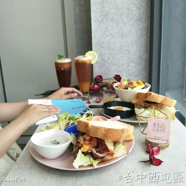 遇fun胃_究享早午餐||台中美食||大墩20街早午餐||近七期 新光三越 可愛繽紛餐具搭配新鮮早午餐 好吃的山形吐司 究享和你一起吃