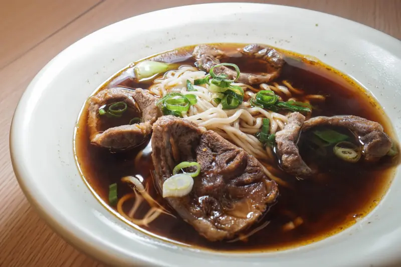 苗栗苑裡美食 | 小外省麵食館苑裡店  牛肉麵的靈魂  以豆瓣醬先炒出香氣  讓眷村好滋味再度流傳