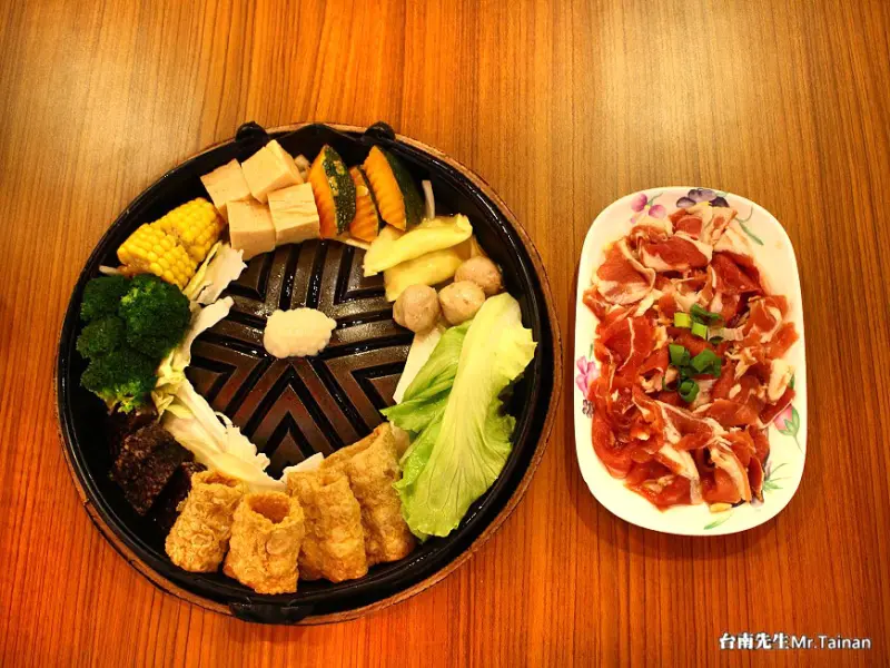 台南羊肉爐／古早味龍眼木炭燒／獨家秘傳配方藥膳湯頭／香醇甘甜溫補不燥熱／紐西蘭小羔羊無騷味／季節限定炭烤羊肉／30年老店在地人從小吃到大／老顧客一週吃3天