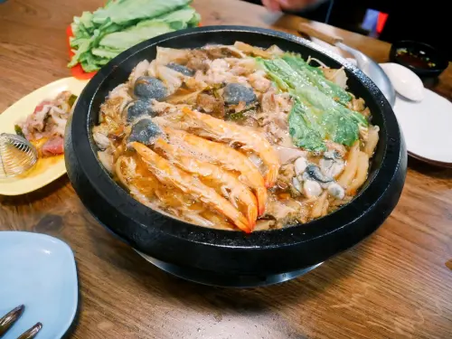 【新莊食記。老地方自助石頭火鍋】現炒香味四溢 令人難忘的精選獨門湯頭 平價火鍋推薦