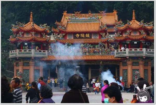 ♥嘉義阿里山伴手禮♥來萬客香免費吃手工牛軋餅喝咖啡、推薦必買：牛軋餅／椰子球，旁邊還有天長地久橋，快來阿里山好玩又好吃喔～        
      