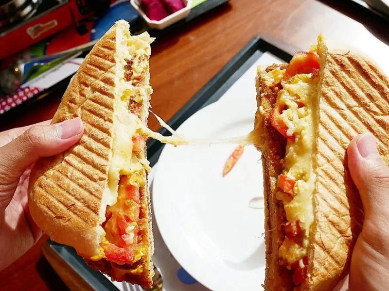 Art Lynn 無己之凡生活空間-苗栗三義世外桃源  環保藝術在這邊體現  諾大的空間除了用餐還有許多藝術品可以欣賞              