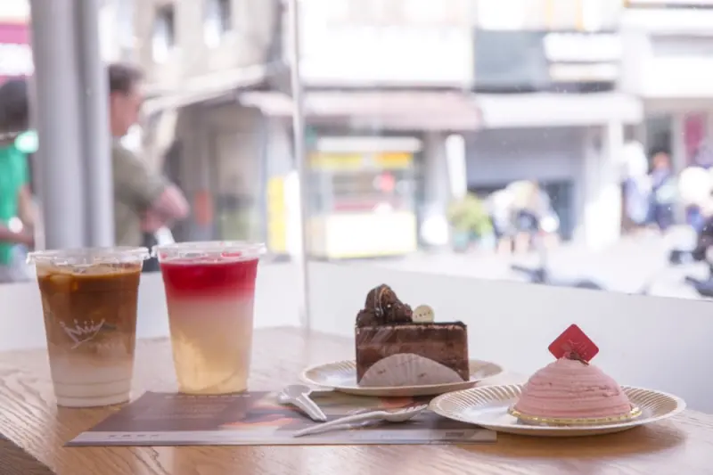 金鑛咖啡｜春季限定午茶，櫻花勃朗峰與山茶花凍乳酸飲的粉嫩搭配！ · 算命的說我很愛吃