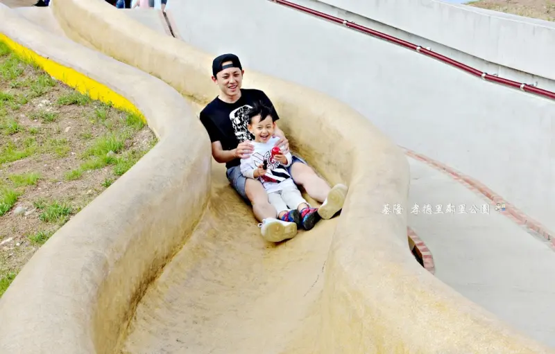 【基隆親子景點】☆孝德里鄰里公園☆2018基隆最新打卡親子景點.20米超長磨石子溜滑梯好好玩.玩溜滑梯還有景觀可以看喔!!