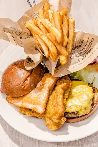 【台北捷運美食】【北投站美食】超大超誇張的「海陸空」漢堡- 台北北投雅樂軒 Aloft Taipei Beitou聚聚樂餐