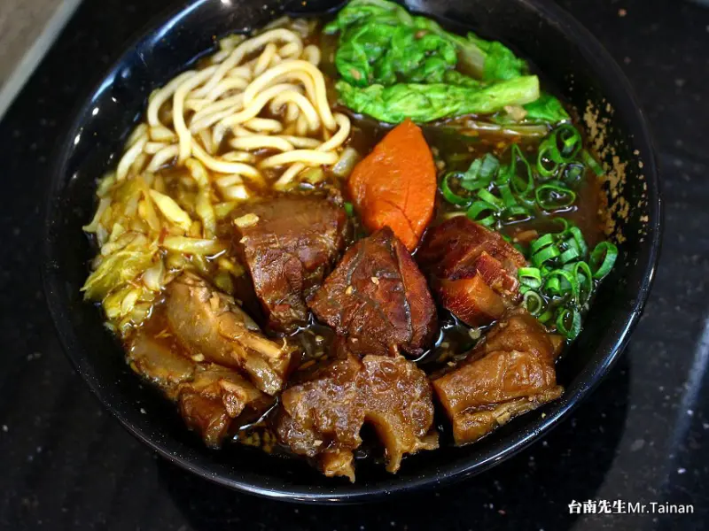 台南牛肉麵／在地飄香36年／台南唯一有賣宵夜場／藥膳紅燒湯頭香醇回甘／嚴選食材費時費工熬高湯／使用高成本上等牛腱心／紅燒牛肉麵可宅配