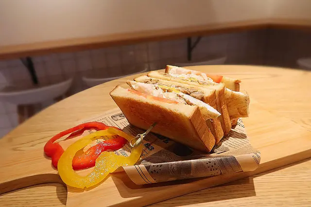 【新莊美食】塩烤1號店|人氣塩胖手作麵包本舖旗下早午餐店新開幕!!自製鮮奶吐司慢火炭烤昇華到最美味/新莊早午餐/必吃推薦@鮪魚的奶奶