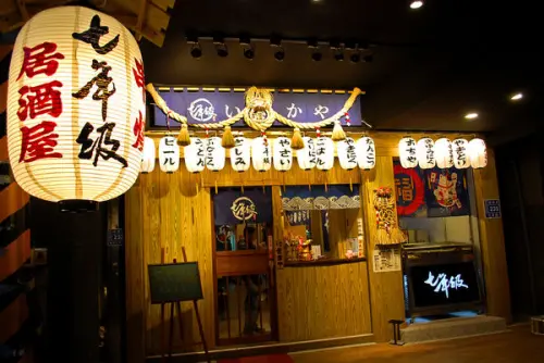 【基隆美食】七年級串燒居酒屋 小卷+鯊魚煙+飛魚卵豪華海鮮炒飯 超下酒高梁雞翅 燒烤串物極上湯品