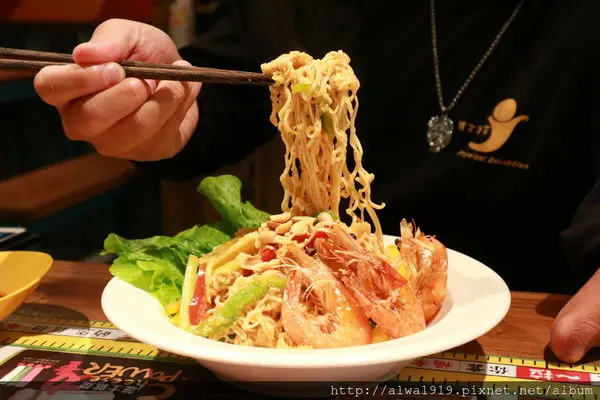 【新竹美食週記】金福氣南洋食堂-新竹林森店，南洋料理配熱壓吐司，鹹甜味豐。肉骨茶湯不油不膩，喝起來溫潤爽口。適合團體聚餐氣