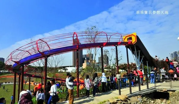 【桃園 / 公園】風禾公園 - 滾輪溜滑梯 & 漂流木地景藝術