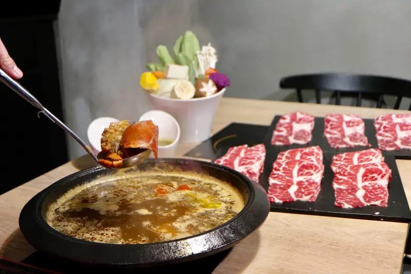 『新北美食』捷運永安市場站。龍石鍋物～全台首創爆炒龍蝦湯頭火鍋，每天一早就先將龍蝦頭烤過，再熬煮的湯頭，極度鮮美，激推！