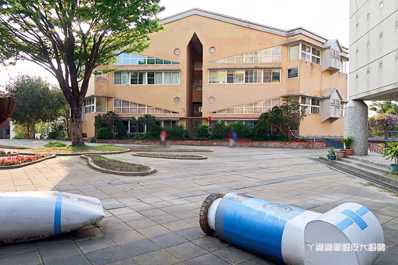 陽光國小紫藤花開！超高彩虹溜滑梯 - ㄚ綾綾單眼皮大眼睛