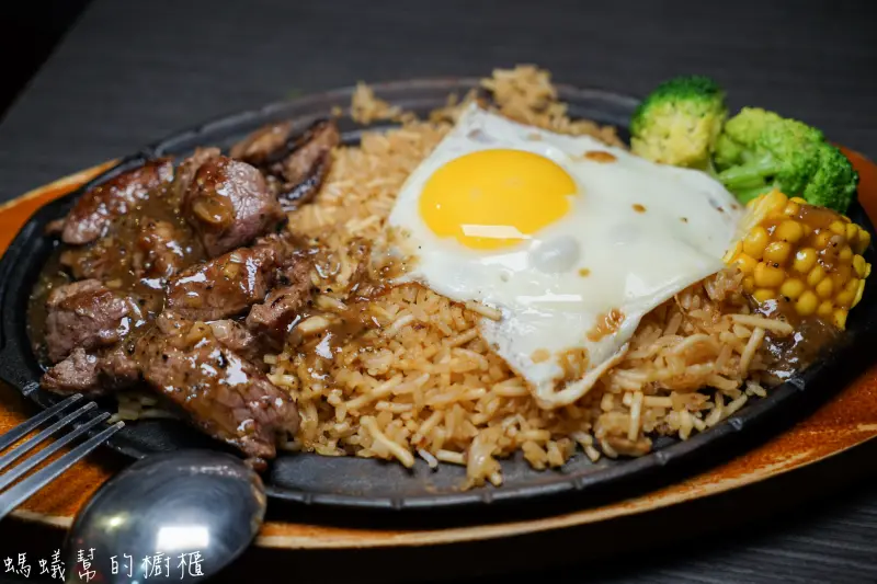 台中胖大爺骰子牛x炒飯麵|台中中華夜市美食，鐵板骰子牛豬雞，搭配獨家照燒醬、泰式酸辣醬，炒飯炒麵兩種口感一次滿足！ - 螞蟻幫的櫥櫃