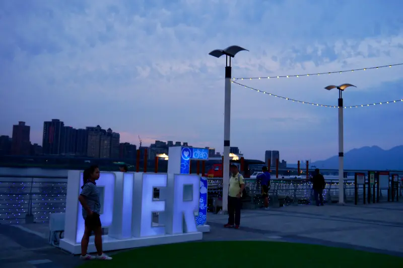 PIER5  大稻埕碼頭河岸特區：台北市新亮點「河岸美景中享用貨櫃、餐車的異國風味輕食餐飲」