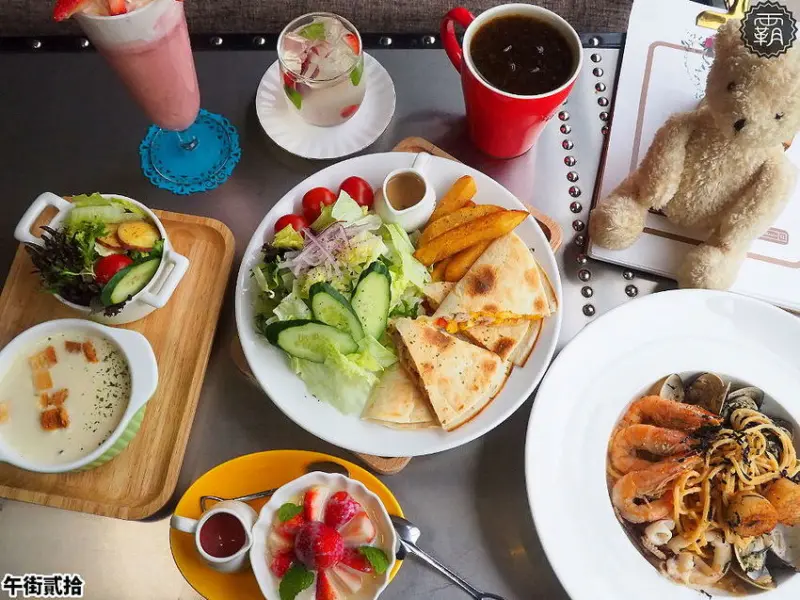 午街貳拾，新菜色小資女早餐，輕食配草莓咩咩牛奶，莓好時光！