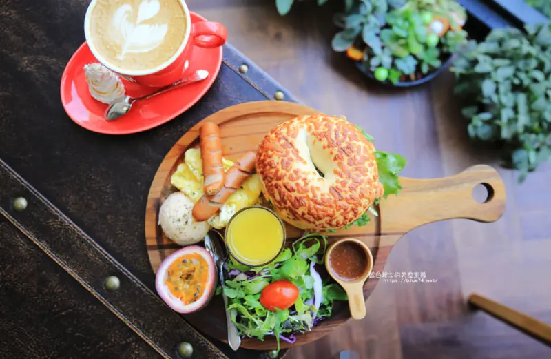 台中西區│午街貳拾Cafe Bistro-精誠巷弄新開早午餐.結合單車商店複合式店家 - 藍色起士的美食主義