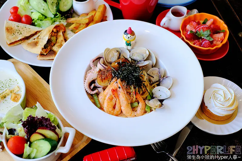 精明商圈白色獨棟唯美餐廳，店名就是門牌諧音不用另記地址好有梗～午街貳拾Café Bistro營業時間可從早午餐吃到晚餐，約會聚餐好選擇！ @強生與小吠的Hyper人蔘~