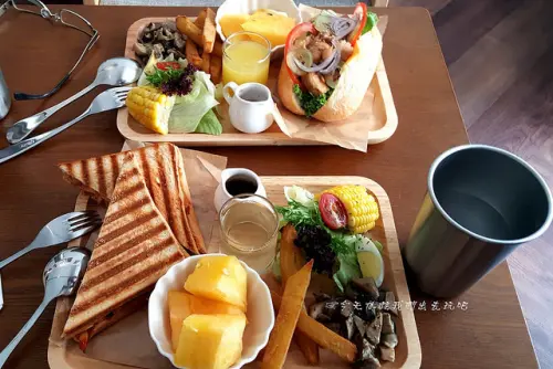 午街貳拾 Café Bistro。從早午餐到晚餐不限時餐館。精明商圈巷弄美食