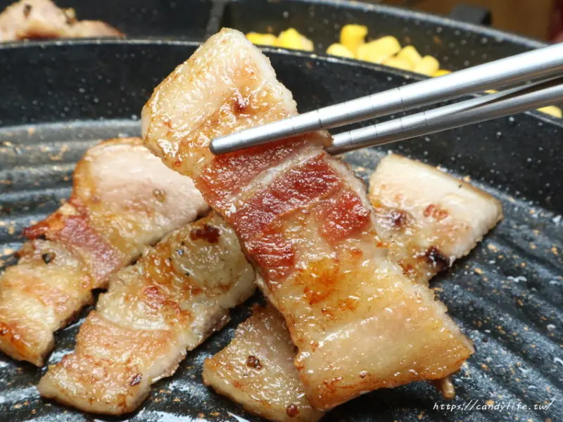 台中美食│糕糕在尚韓式料理〃豐原韓式烤肉吃到飽推薦，還有韓式小菜、牽絲起司、煎蛋讓你無限續～