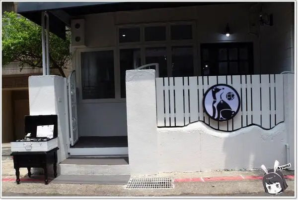 [食記]►台北士林區◄超人氣漫畫風格餐廳－黑犬BLACK DOGGY /舒芙蕾歐姆蛋系列/日式舒芙蕾/小犬氣泡飲/奶油空心餅        
      