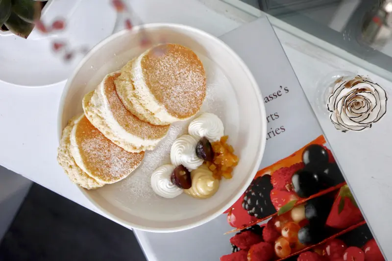 『台北美食』士林美食，黑犬Black Doggy。在台灣終於也有韓國漫畫風咖啡廳啦！黑白色系超美的～