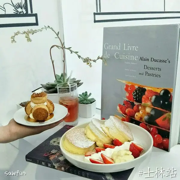 遇fun胃_黑犬||台北美食||士林站美食|| 韓系漫畫風咖啡廳 黑白色調 超好拍 一起到W世界吃泡芙吧