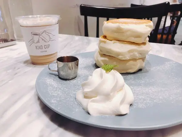 高雄✿靠杯咖啡 Kao Cup Coffee✿現做舒芙蕾鬆餅 ~ Q嫩奶香醇厚 ! ! 氣氛超好的愛河旁咖啡廳!