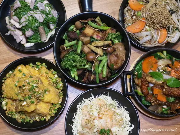 台中美食│three cups 三杯〃將滷味與三杯爆炒結合蹦出新滋味，晚餐宵夜聚餐的好所在，二樓還多了舒適沙發區唷~        
      