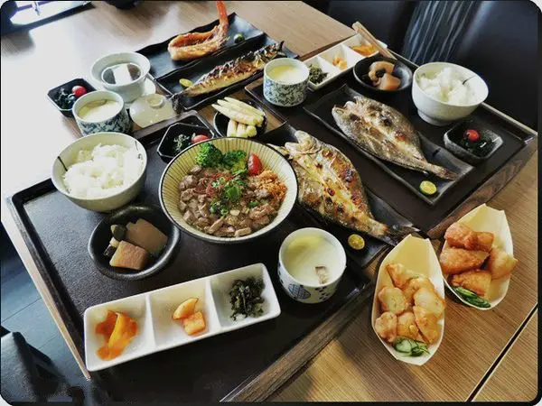 【桃園龜山】千夜一夜干丼飯☆一夜干專賣●平價高CP、澎湃份量餐食x清香烏龍茶&好吃優勝米、無料暢快喝到飽『鹽麴魚片湯』&『白味噌蔬菜湯』：值得列入一訪再訪的美味佳餚口袋名單店!!