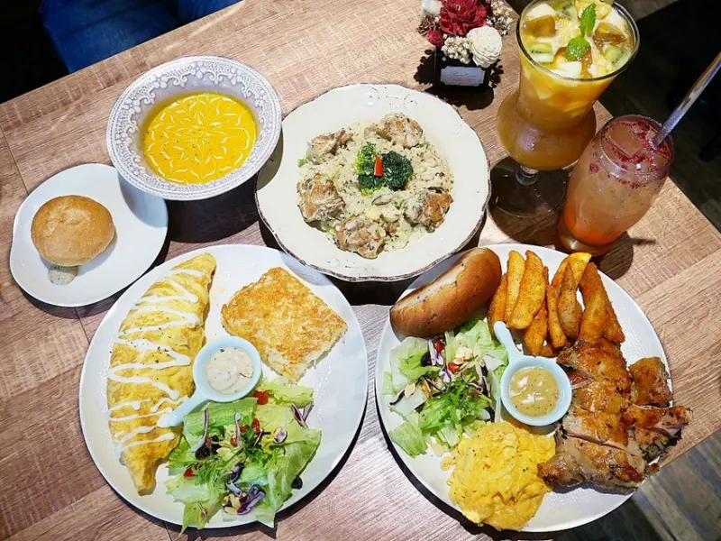 貓子曬太陽-新北永和早午餐  同時也是寵物友善餐廳  環境寬敞、餐點選擇多  帶毛小孩用餐的好地方              