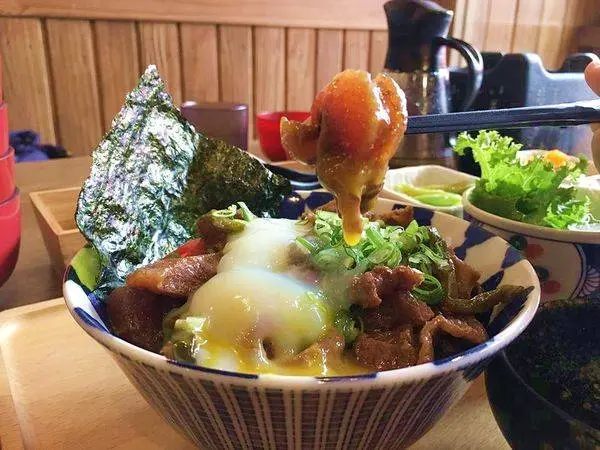 【美食】牛肉控必吃牛筋丼升級套餐好滿足，食尚玩家都推薦的牛丁次郎坊