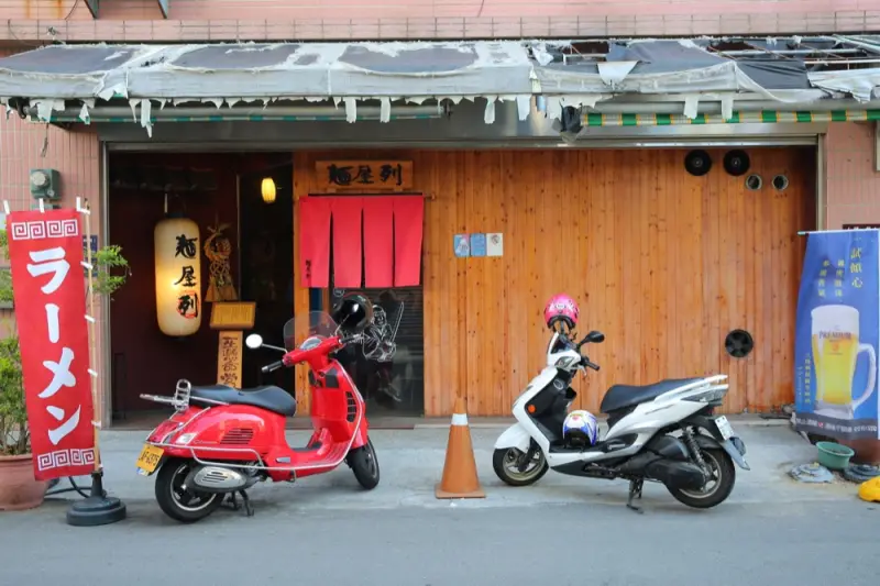 台南拉麵專門店 麵屋-列｜一天只賣三碗，辛香料低溫慢火熬炸9小時製成的黑油豚骨拉麵 · 算命的說我很愛吃