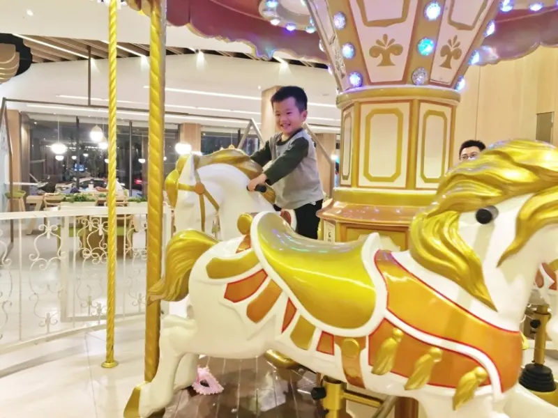 【美食】可乘坐隱藏版超夢幻旋轉木馬、輕食、冰淇淋、甜點、早午餐到晚餐填滿每一餐，更有多款伴手禮選擇●森林日系幸福美學結合美食法雅Faya幸福概念文心店|溜小孩網美必拍小清新餐廳