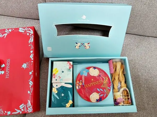 法雅 Faya 法式甜點 法式點心 2020過年禮盒/2020年節禮盒開箱試吃心得分享~ 鳳梨酥皮酥中帶軟, 和內餡融合好滋味~ 草莓夏威夷豆塔好酥好香好好吃!