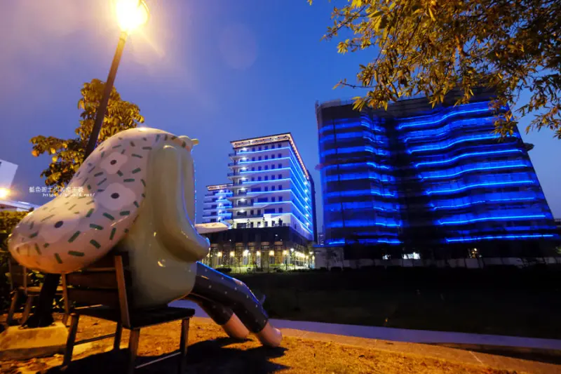 台中大里│東湖公園-新打卡點.閱讀熊超人和午睡熊超人晚上更浪漫好拍.台中軟體園區Dali Art藝術廣場旁 - 藍色起士的美食主義