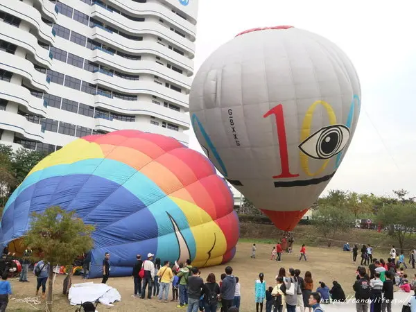 台中也出現熱氣球了！除了起球表演及熱氣球吊籃拍照外，還可以走進熱氣球體驗唷～        
      