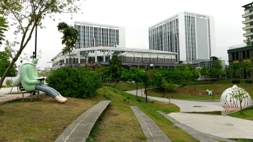 Dali Art 熊超人不飛 最是人間四月天 對面還有「讀書熊」